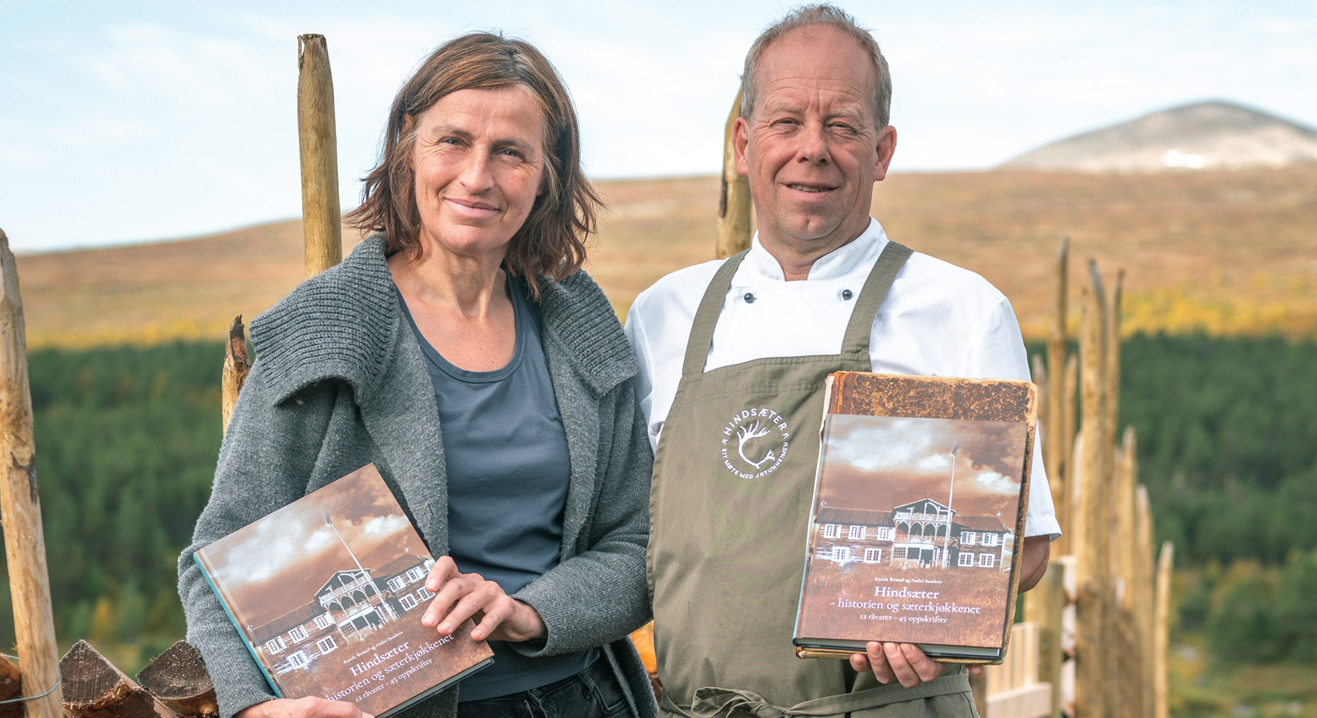 Karola og André med boka